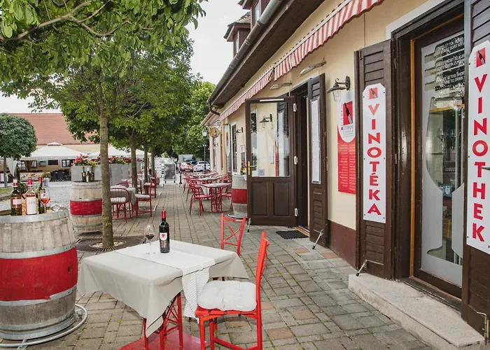 לינה וארוחת בוקר Riviera Vendegszobak 3*